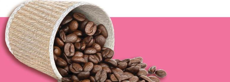 granos de café derramados en rosa