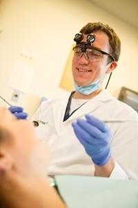 Dentista preparándose para trabajar en el paciente