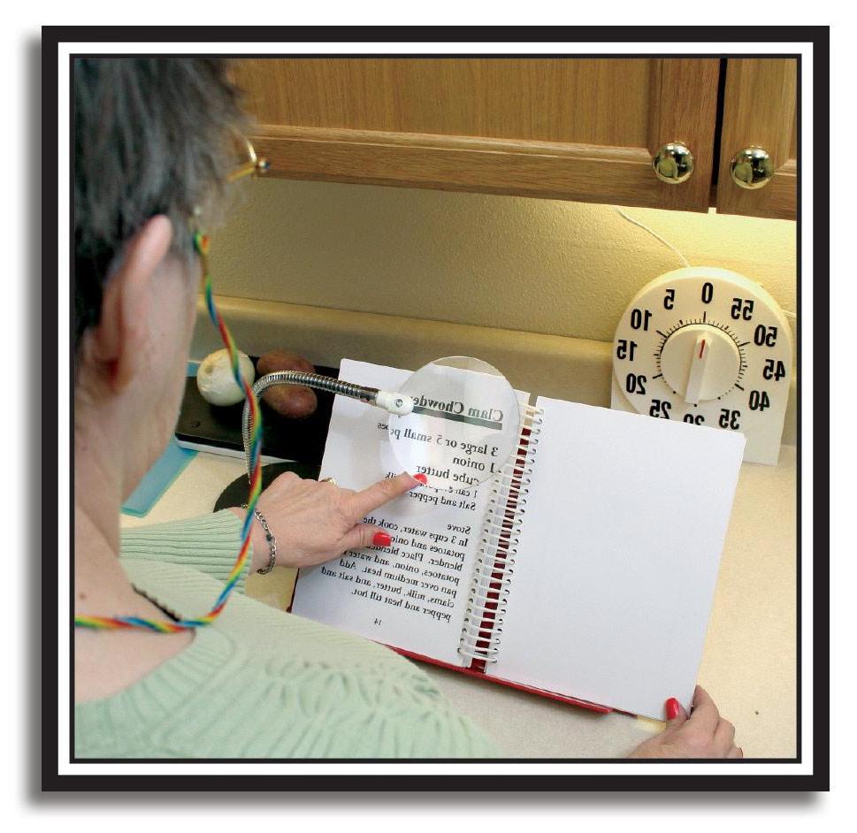 foto de una mujer en la cocina leyendo una receta usando una lupa