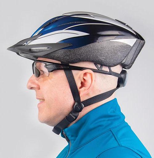 侧面照片的男子在自行车头盔显示完美的合身 