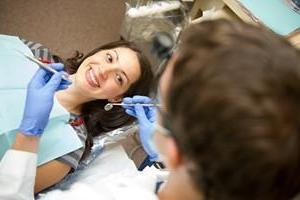 Paciente dental en silla mirando al dentista